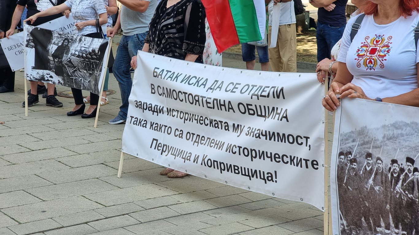 Жители на Батак се вдигнаха на протест под прозорците на властта в София