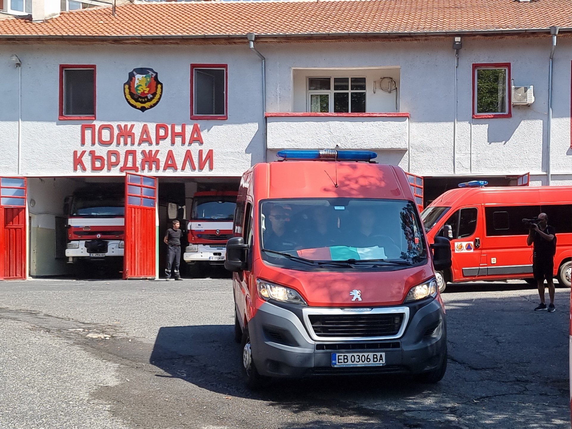 Втори екип от нови 36 български огнеборци замина за съседна Гърция, за да помага на колегите си в южната ни съседка в овладяване и ликвидиране на пожарите там