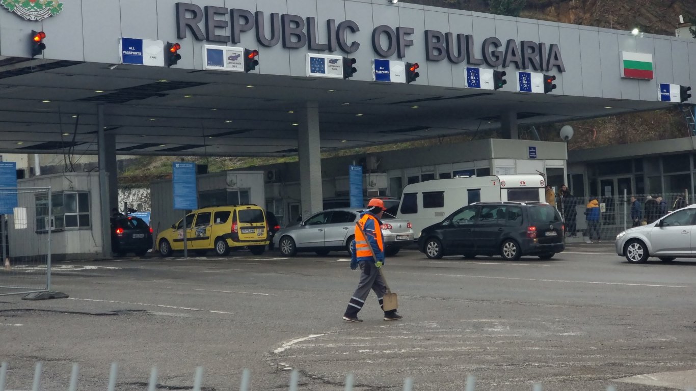 Българите отново на път: Интензивен трафик на границата със Сърбия и Румъния