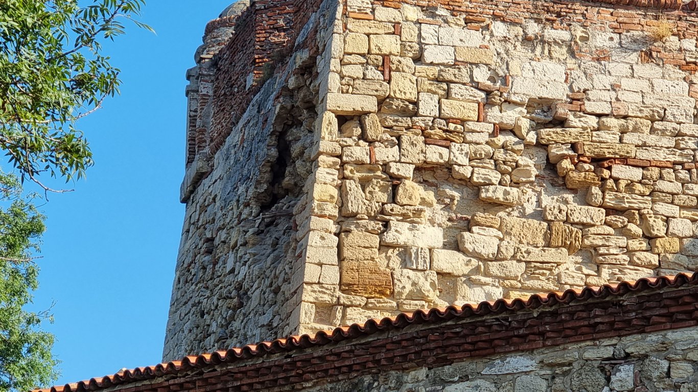 Фасадата на крепостта "Баба Вида" продължава да се руши (снимки)