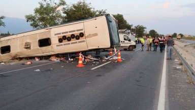Шестима души загинаха при сблъсък на камион и автобус в Турция