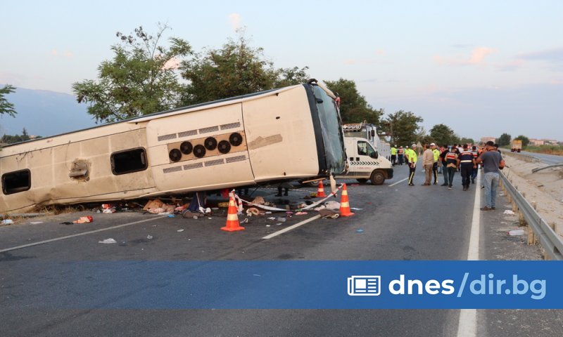 Катастрофата е станала рано сутринта в окръг Денизли. Шофьорът на