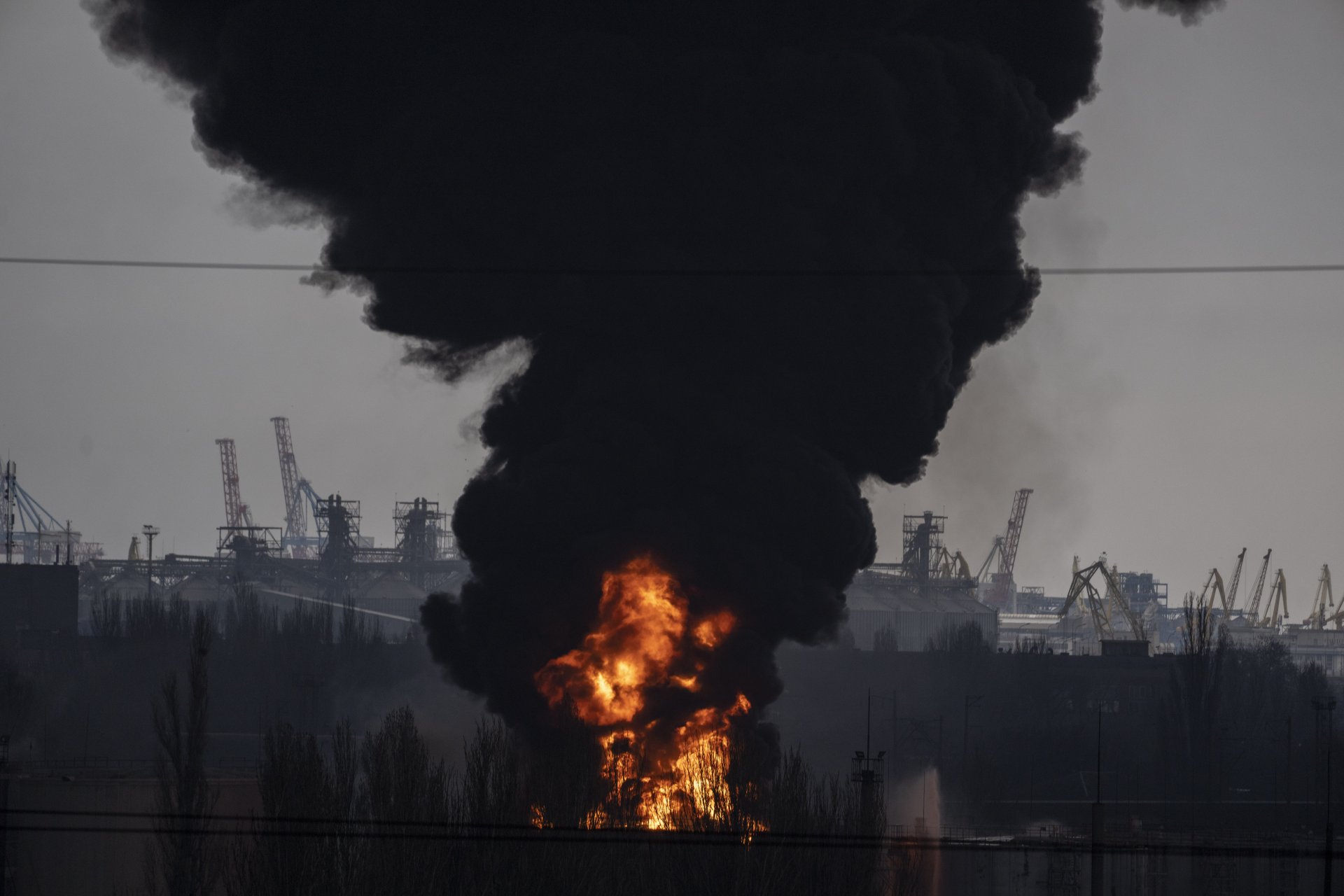 Стълб дим се издига след руски удар срещу Одеса през април 2022 г. 