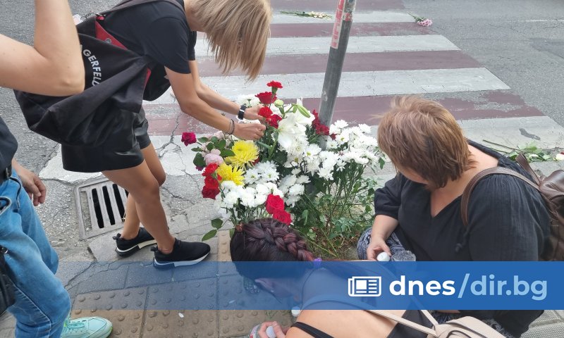 В следобедните часове на място се събраха хора - близки,