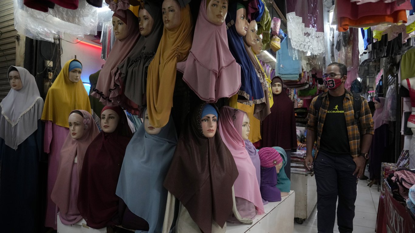 Франция забрани в училищата да се носят религиозните мюсюлмански облекла абая и камис