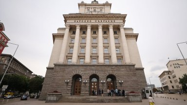 На 1 септември депутатите освободиха Вежди Рашидов като народен представител
