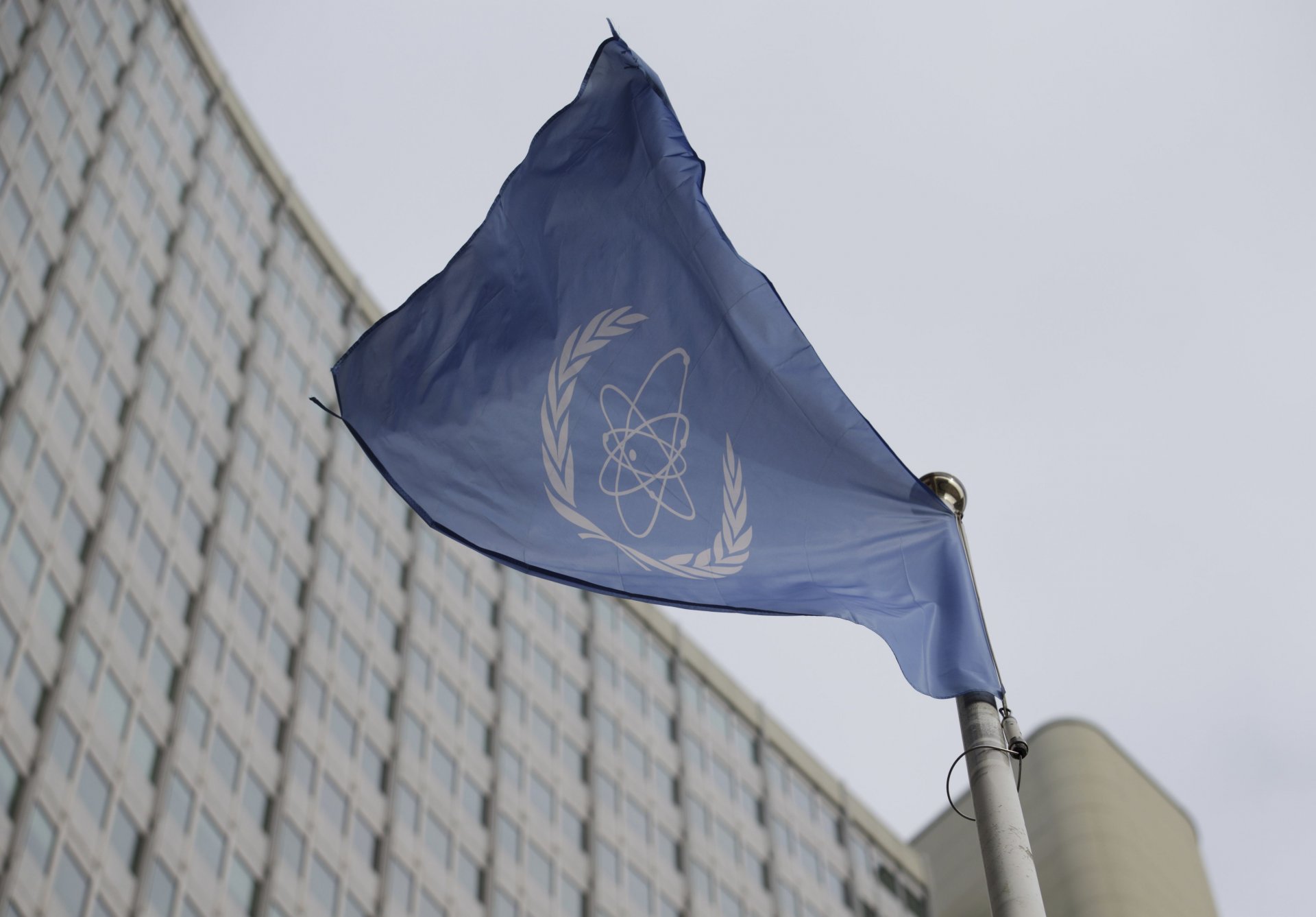 Знамето на Международната агенция за атомна енергияпред седалището на агенцията във Виена на 6 февруари 2023 г. 