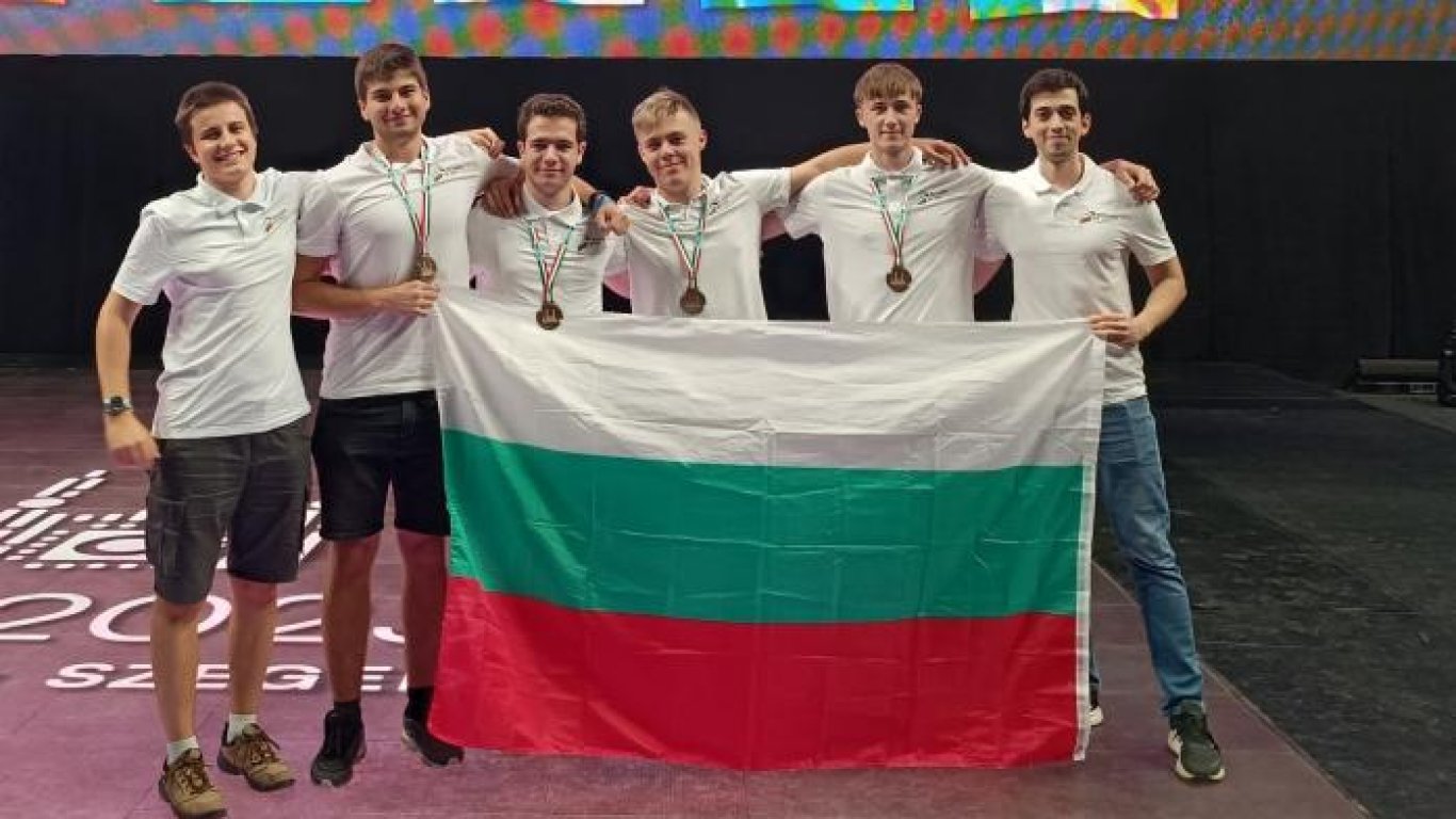 Наши ученици спечелиха 4 медала на една от най-престижните олимпиади по информатика