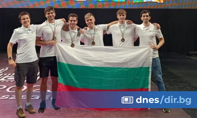 Бронзовите медали спечелиха Борис Михов (10 клас, СМГ), Александър Гатев