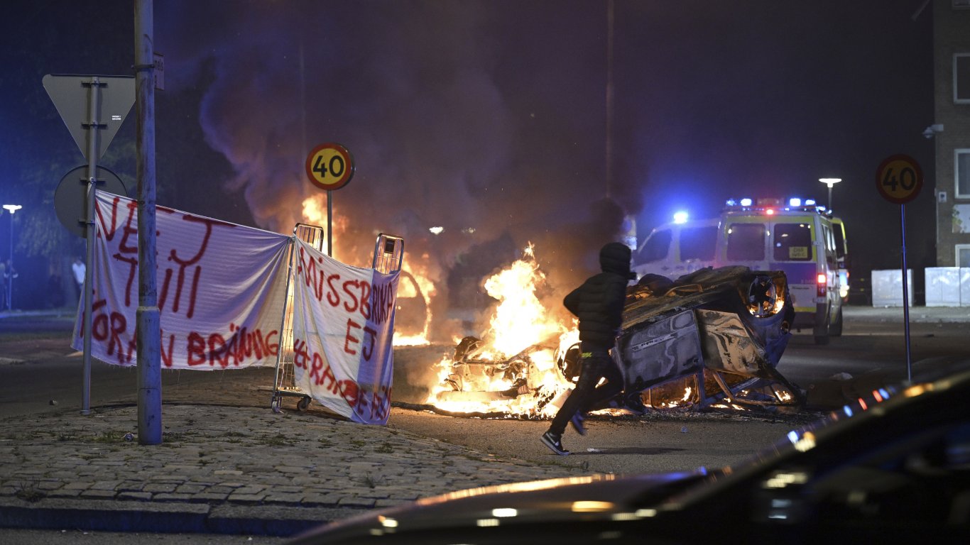 След  поредно изгаряне на Корана: Насилие над полицаи и десетки подпалени коли в Малмьо (видео)