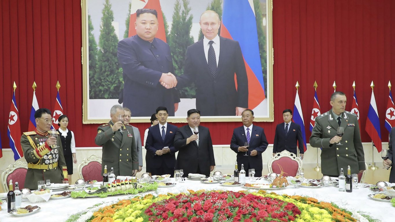 Ким иска да снабди Русия с оръжия: Готви се да пътува с брониран влак за среща с Путин във Владивосток