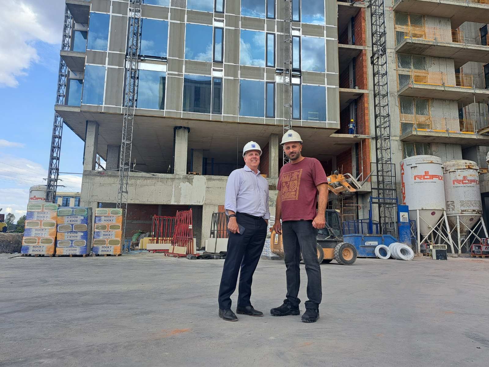 Димитър Вучалийски (дясно), строителен инженер в ,,Главболгарстрой“ АД и ръководител на мащабния проект Smart Tower