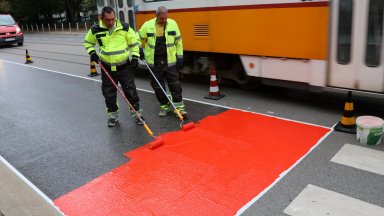 След поредната смърт на пътя: Слагат червена маркировка пред 15 пешеходни пътеки в София (снимки)