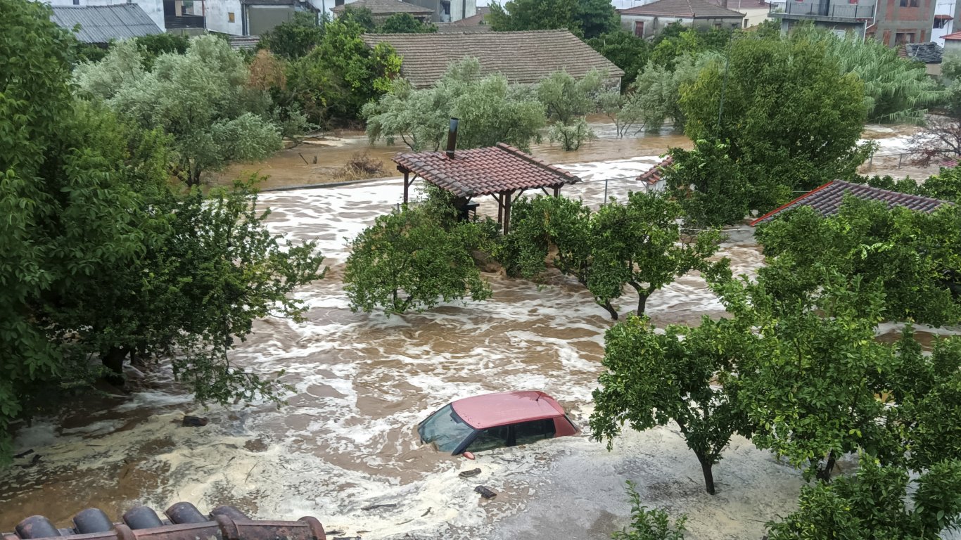 Поне 30 българи се намират в наводнения гръцки град Волос, няма пострадали сънародници