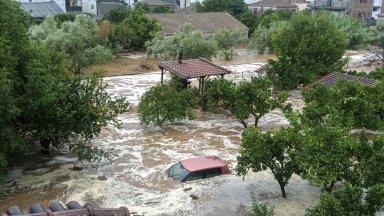 Нови порои наводниха гръцки градове, пак затвориха ключови пътни артерии