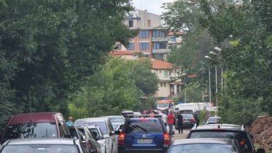 Пропадна мостът в Царево, но в Синеморец е проходим, вадят автомобили и животни от морето