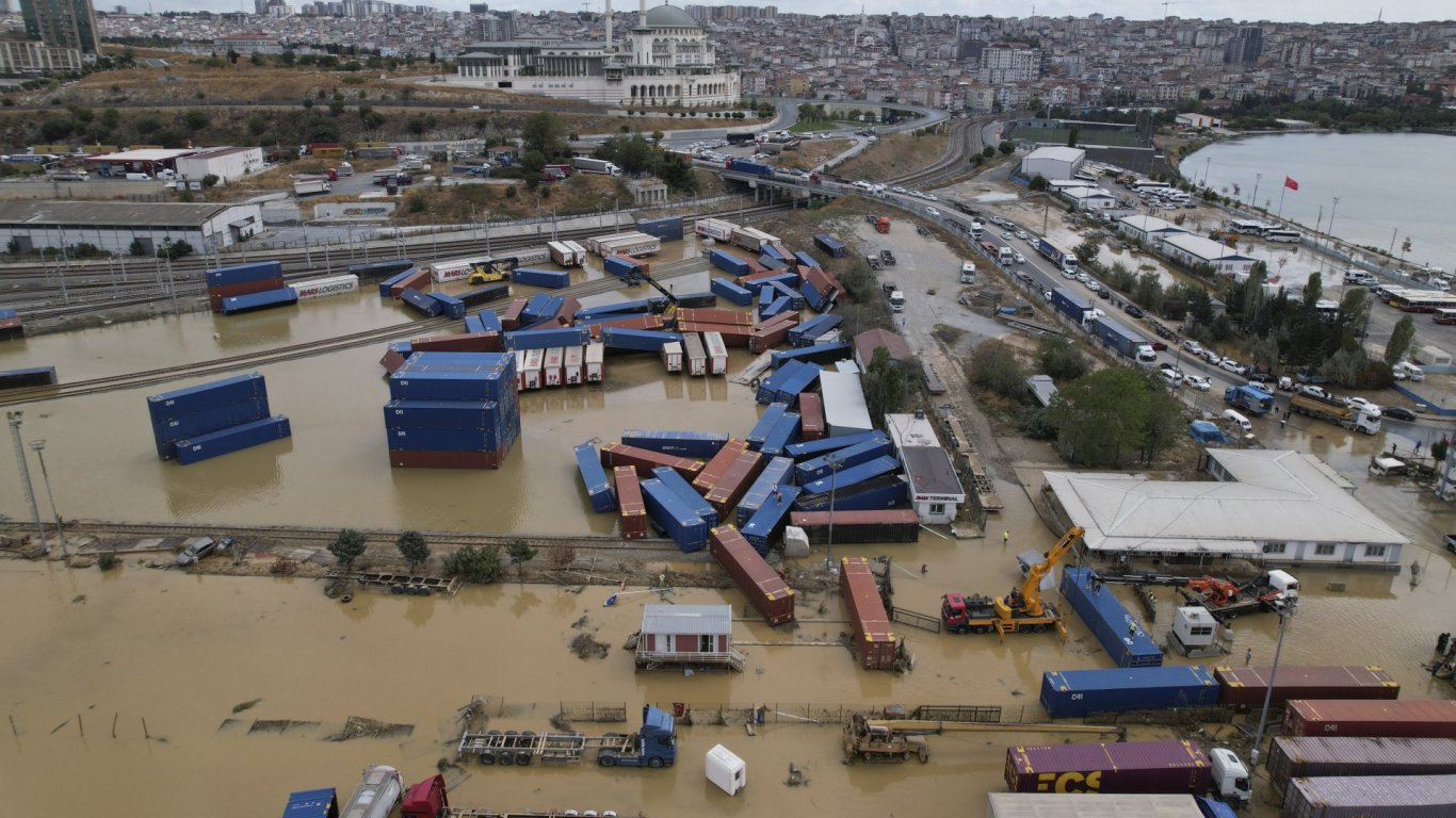 Седем жертви при наводненията в Северозападна Турция, 5 от тях - на границата с България (снимки)