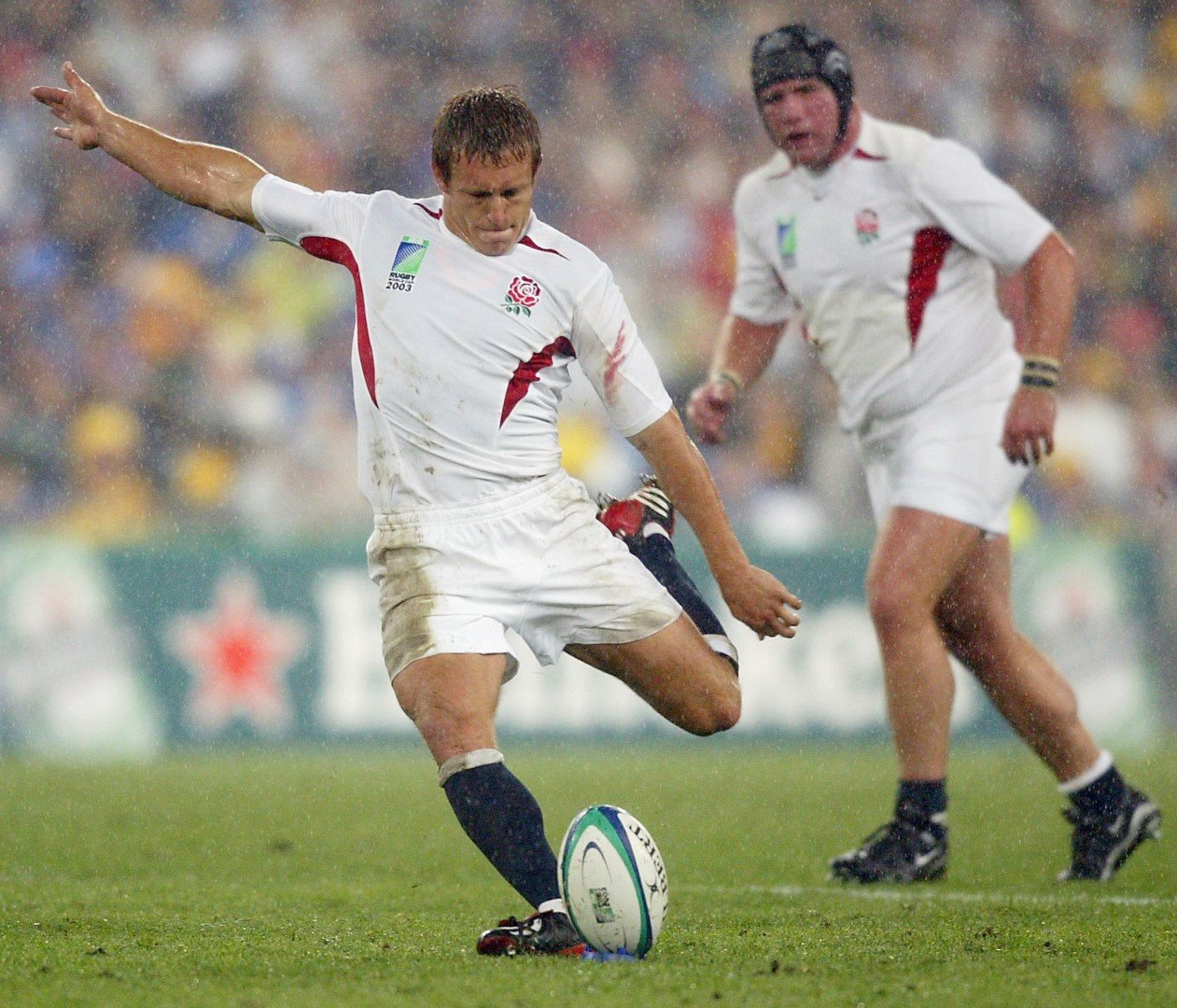 2003 г. - Гледката на Джони Уилкинсън, който изстрелва топката с   левия си крак, е символната за това световно първенство в   Австралия. Защитаващите титлата си домакини загубиха финала от   Англия със 17:20, като дроп кикът на Уилкинсън секунди преди края   реши мача.