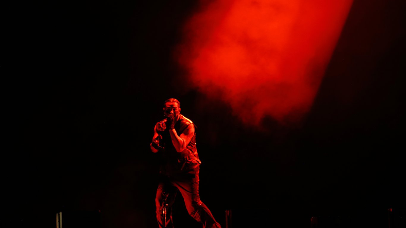 Генерираната от AI песен на Дрейк и The Weeknd предизвика спор след одобрението ѝ за "Грами"