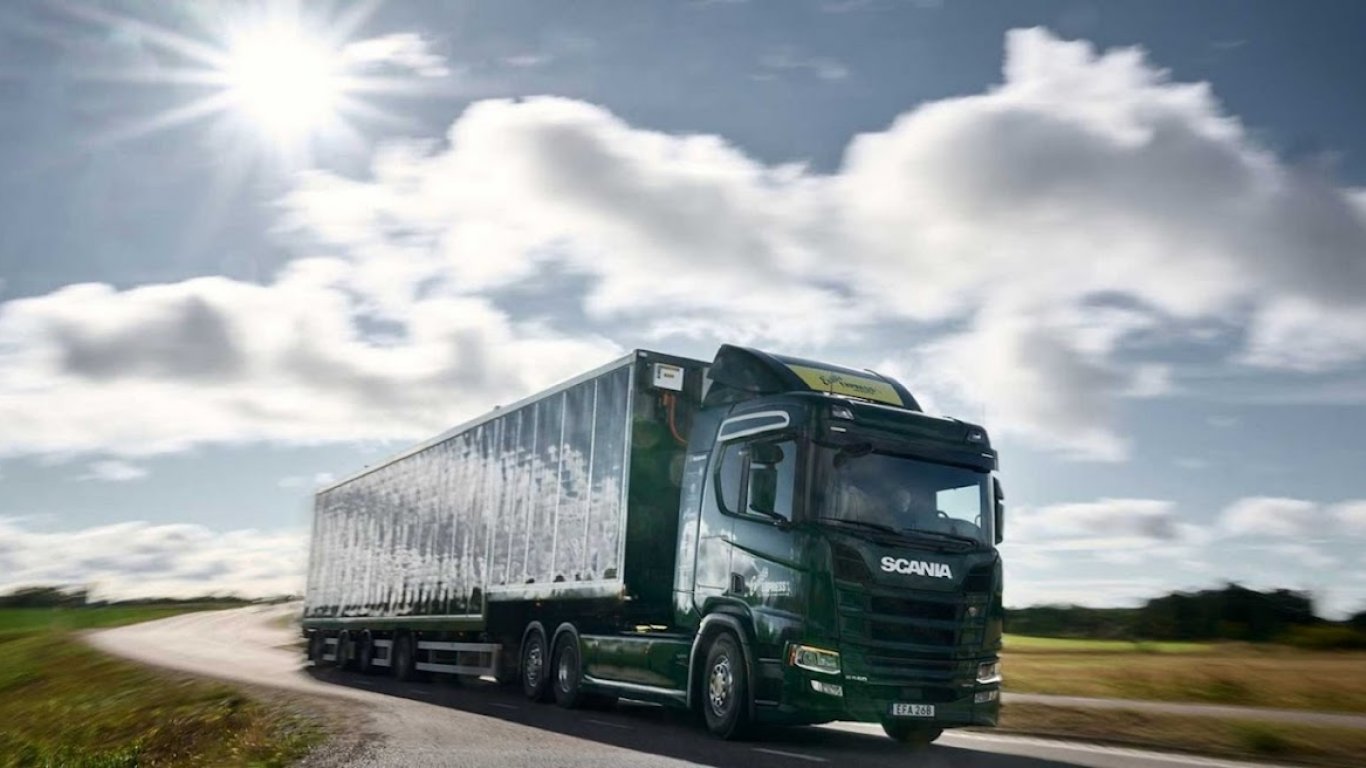 Scania е тествала електрически камион, задвижван от слънчева енергия 
