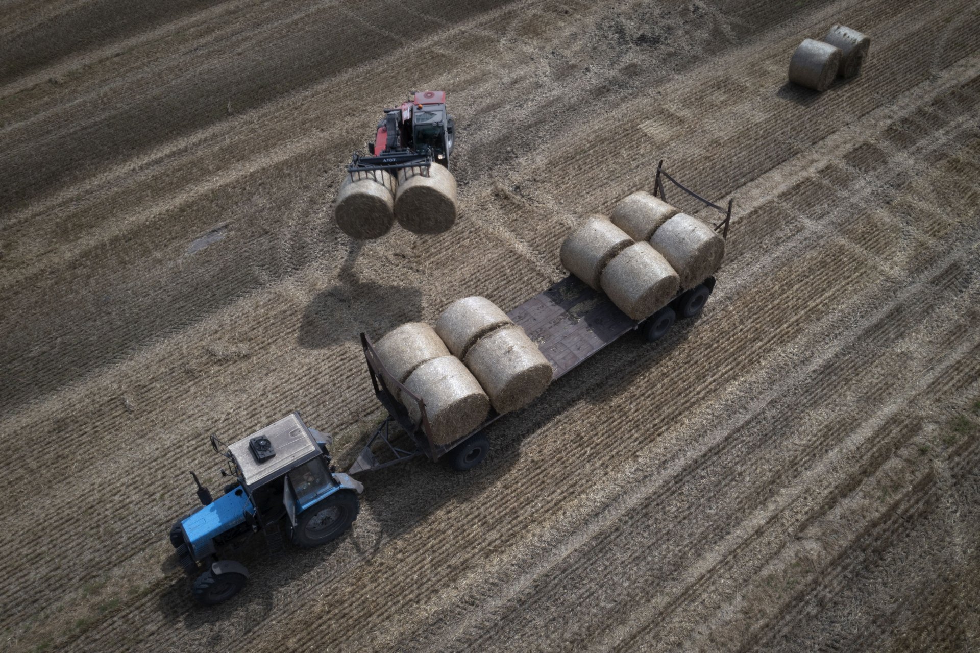 Трактор събира слама в частна украинска ферма (снимка архив)