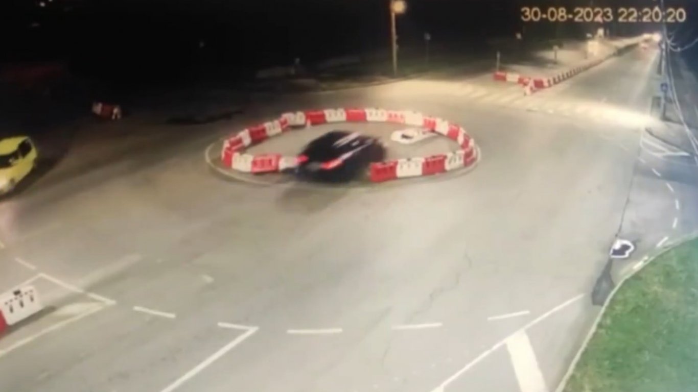 Шофьор профуча през съоръженията на кръговото в Перник и отнесе кола в насрещното (видео)