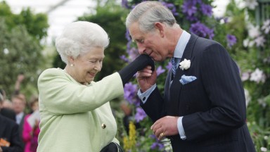 Крал Чарлз III отбеляза годишнината от смъртта на майка си - кралица Елизабет II