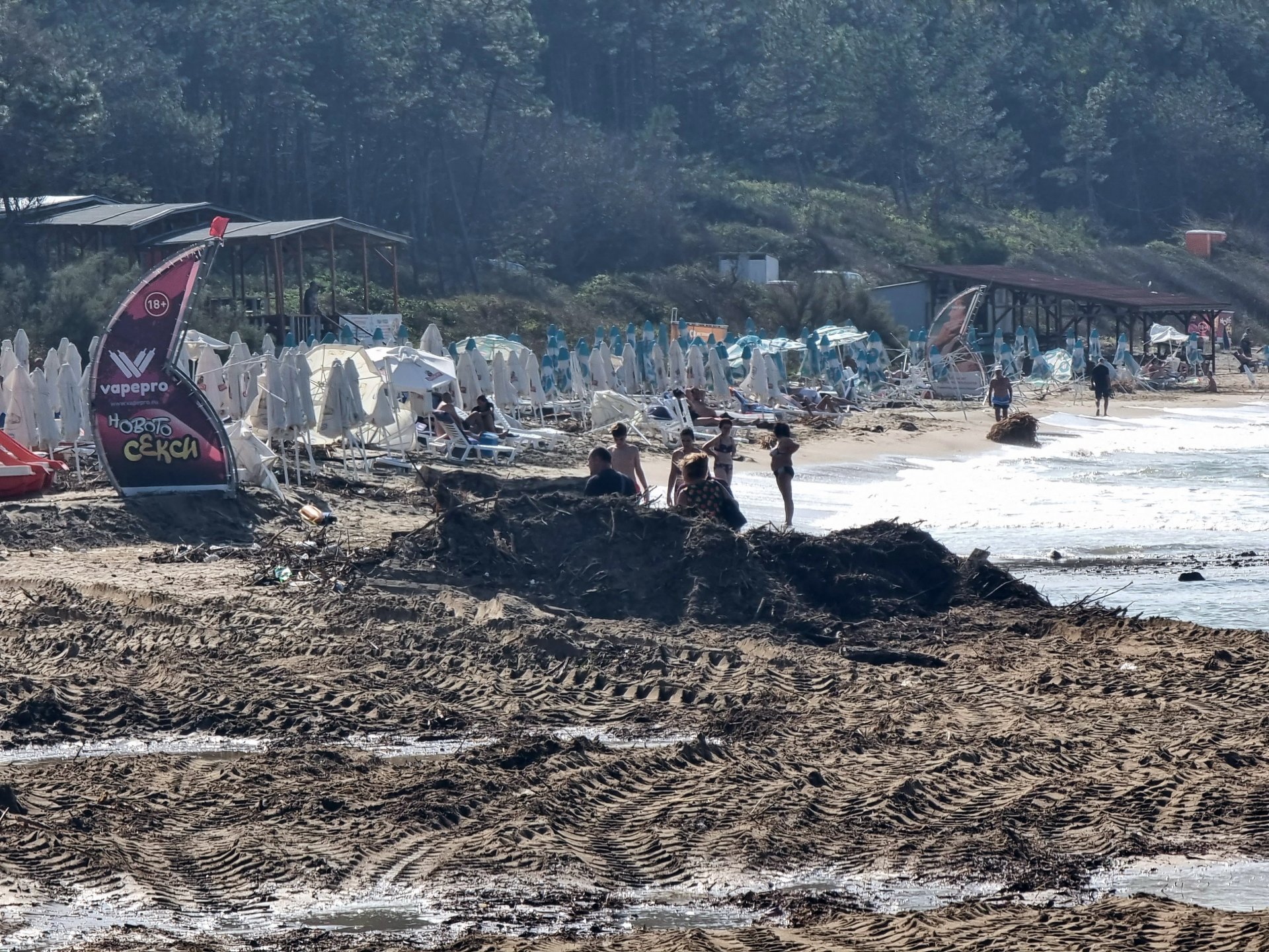  С тежка техника започна почистването на централния плаж в град Ахтопол.