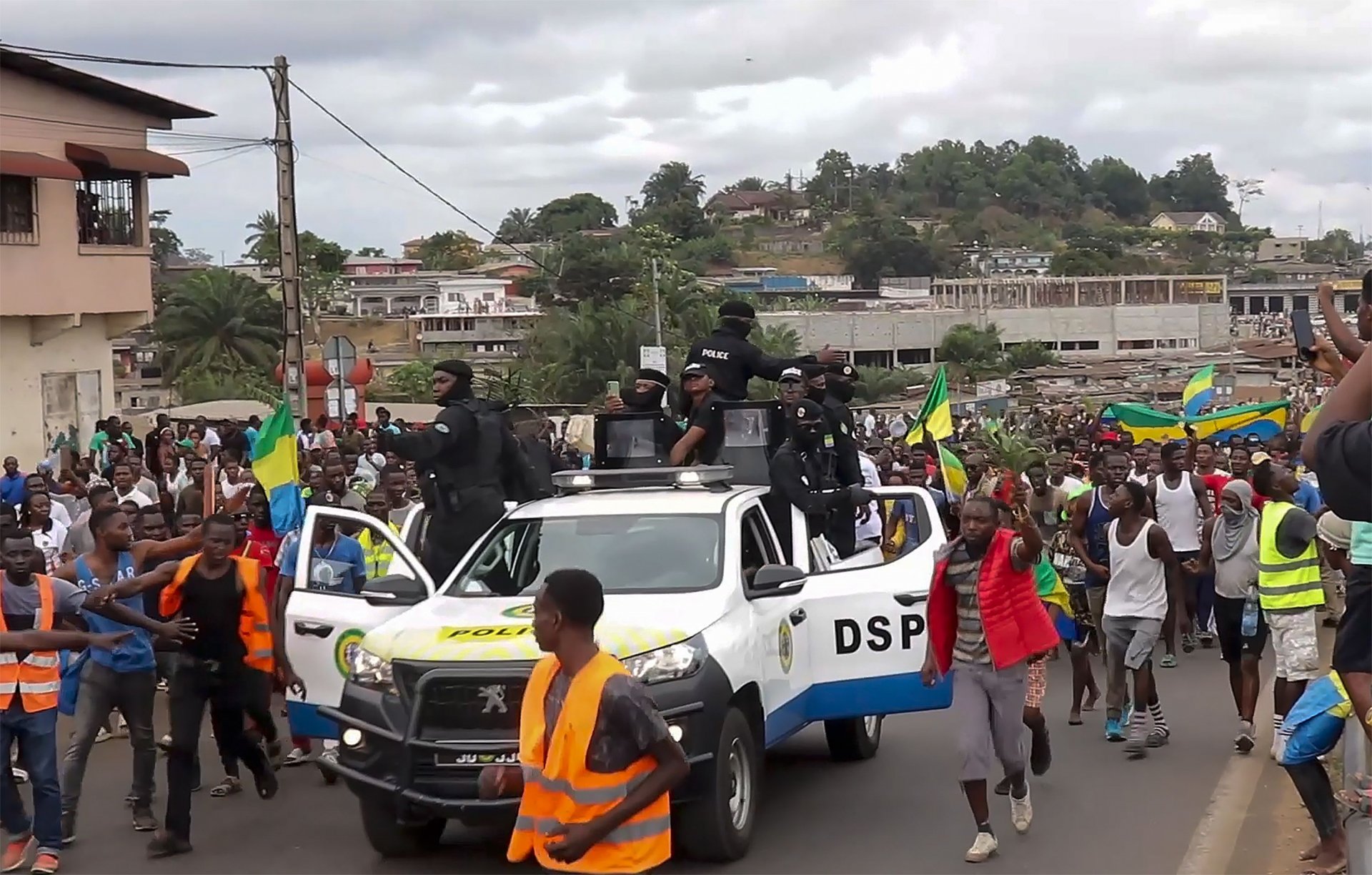 Поддръжници на праврата ликуват в столицата на Габон Либревил, 30 август 2023 година