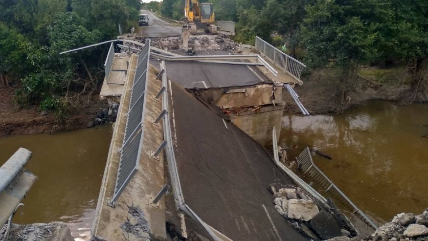 Разрушиха моста на пътя Царево - Ахтопол, откриха изчезнал след потопа мъж (видео)