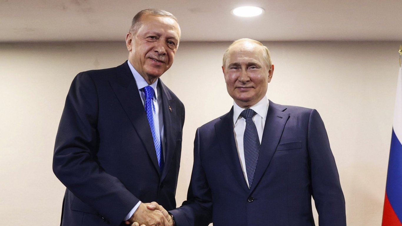 1 млн. тона руско зърно потегля с 40 кораба за Турция, а брашното от него заминава за Африка