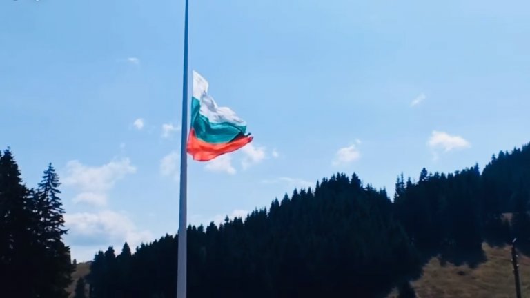 Знамето на роженския пилон също беше свалено наполовина заради националния траур (видео)