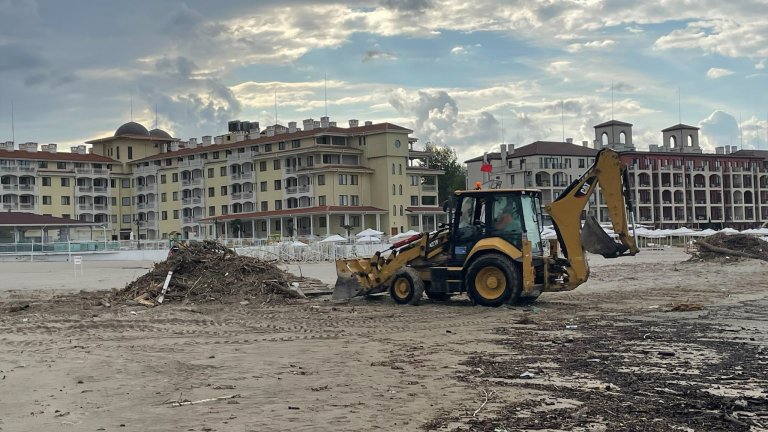 Водата в Царево остава негодна за пиене, пропада крайбрежната алея в Ахтопол 