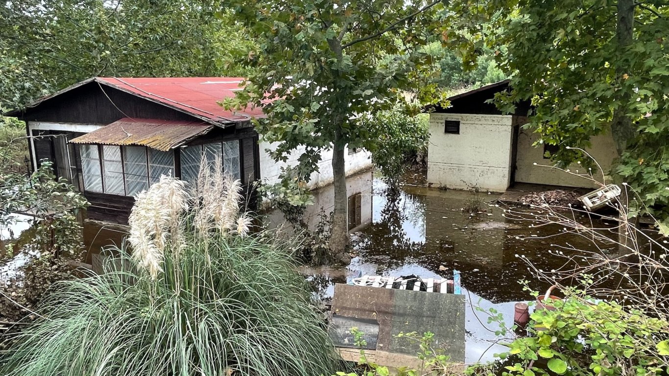 След бедствието в Царево: Водата се отдръпва и идват мародерите