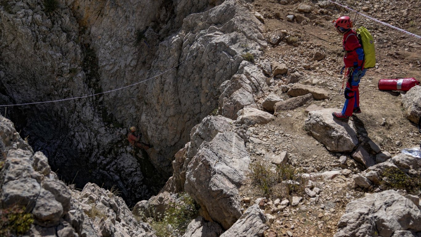 Български спасители: Влошило се е състоянието на американския спелеолог, блокиран в турска пещера