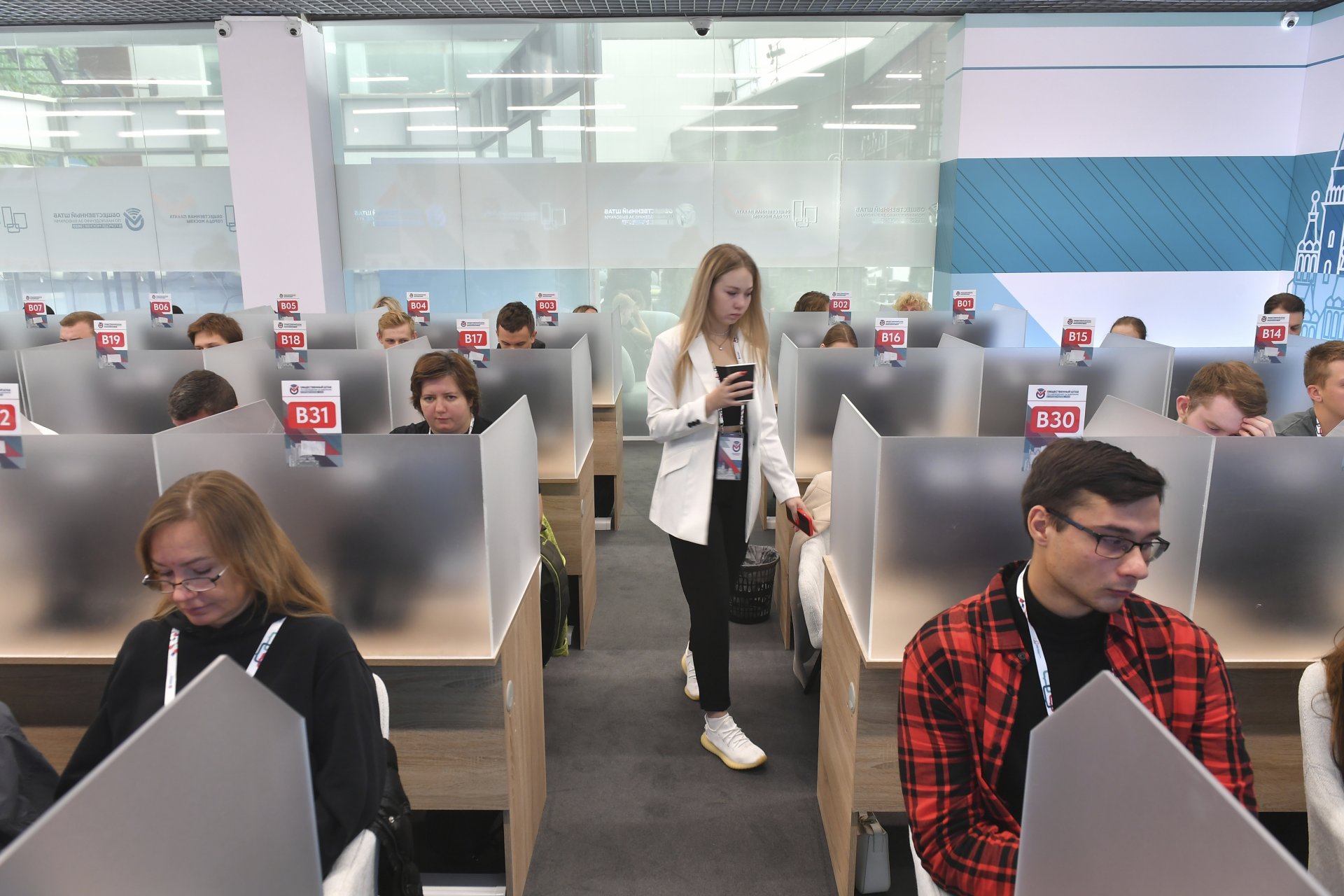 Служители работят в обществен център за наблюдение на изборите в Москва, 8 септември 2023 година. 