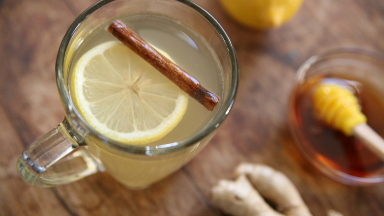 Полезна ли е наистина горещата вода с лимон: 5 мита за здравословния живот
