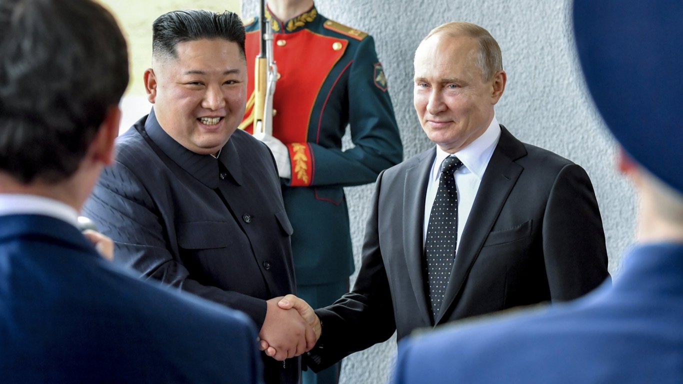Ким участва във фотосесия, но ще замине ли за Русия