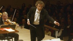Австрийският диригент Франц Велсер-Мьост отмени ангажиментите си до края на годината след операция