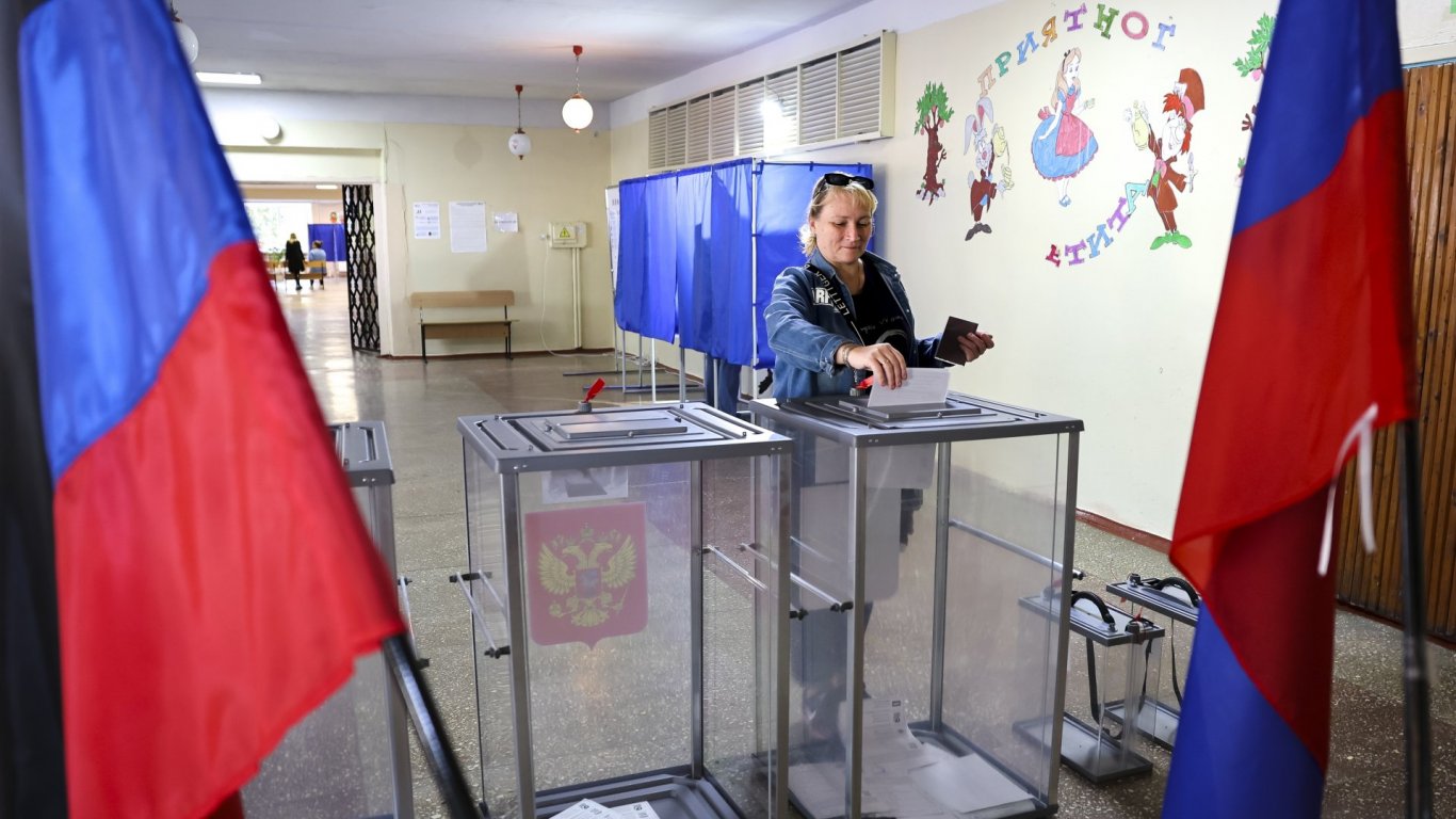 Партията на Путин печели вота в украинските области, обявени от Русия за анексирани