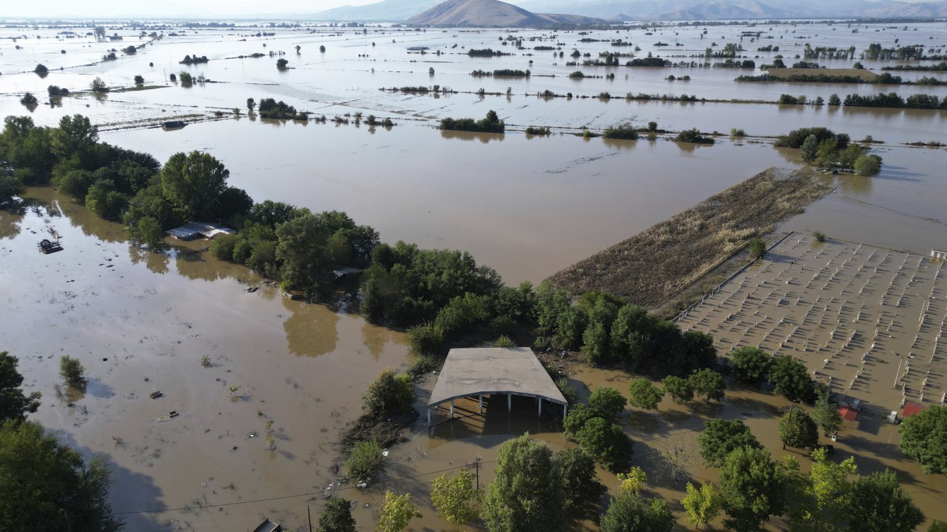 Наводненията в Гърция потопиха стотици фотоволтаични централи