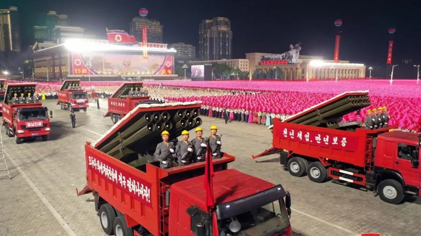 Новото оръжие на Северна Корея: "Боклукчийски" камиони с ракети