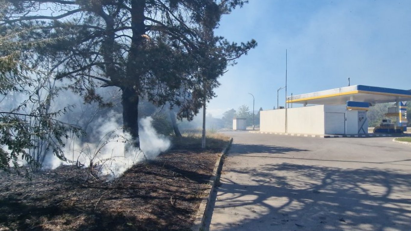 Пожар избухна на метри от бензиностанция в Казанлък (видео)