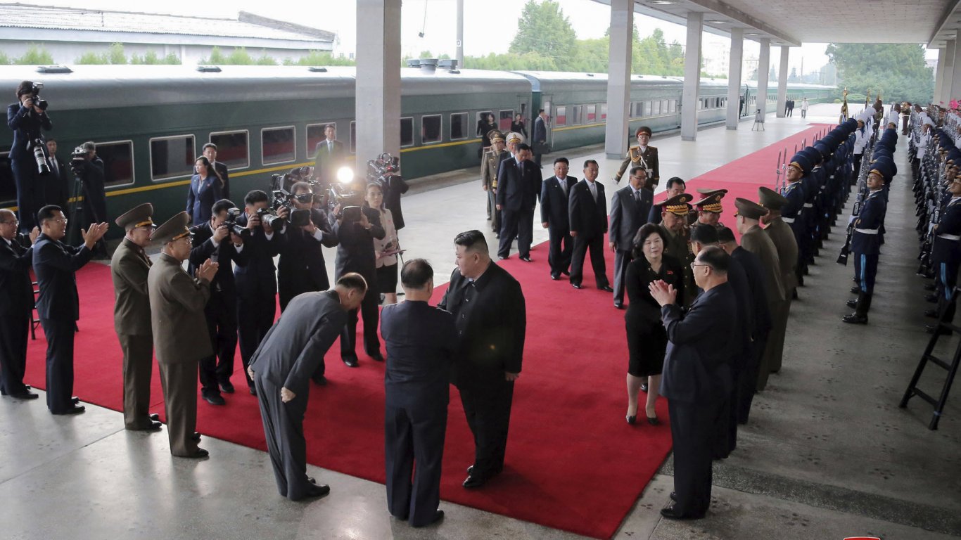 Бронираният влак на Ким Чен-ун вече е на руска територия (видео)