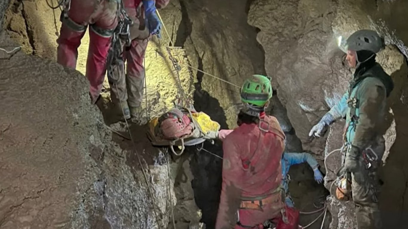 Спасиха американски спелеолог след седмица в капан в пещерата Морджа (видео)