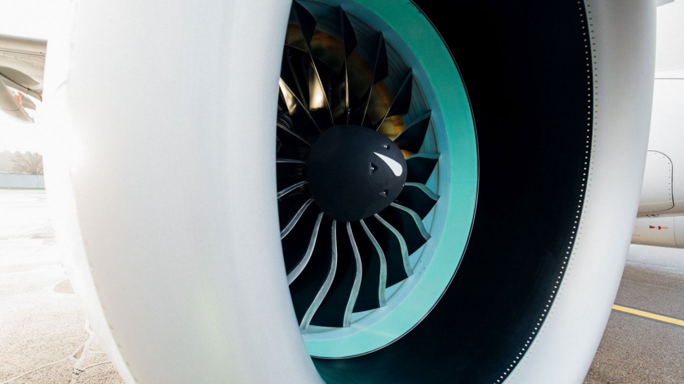 Авиационен шок: Свалят за инспекция 1200 самолетни двигателя 