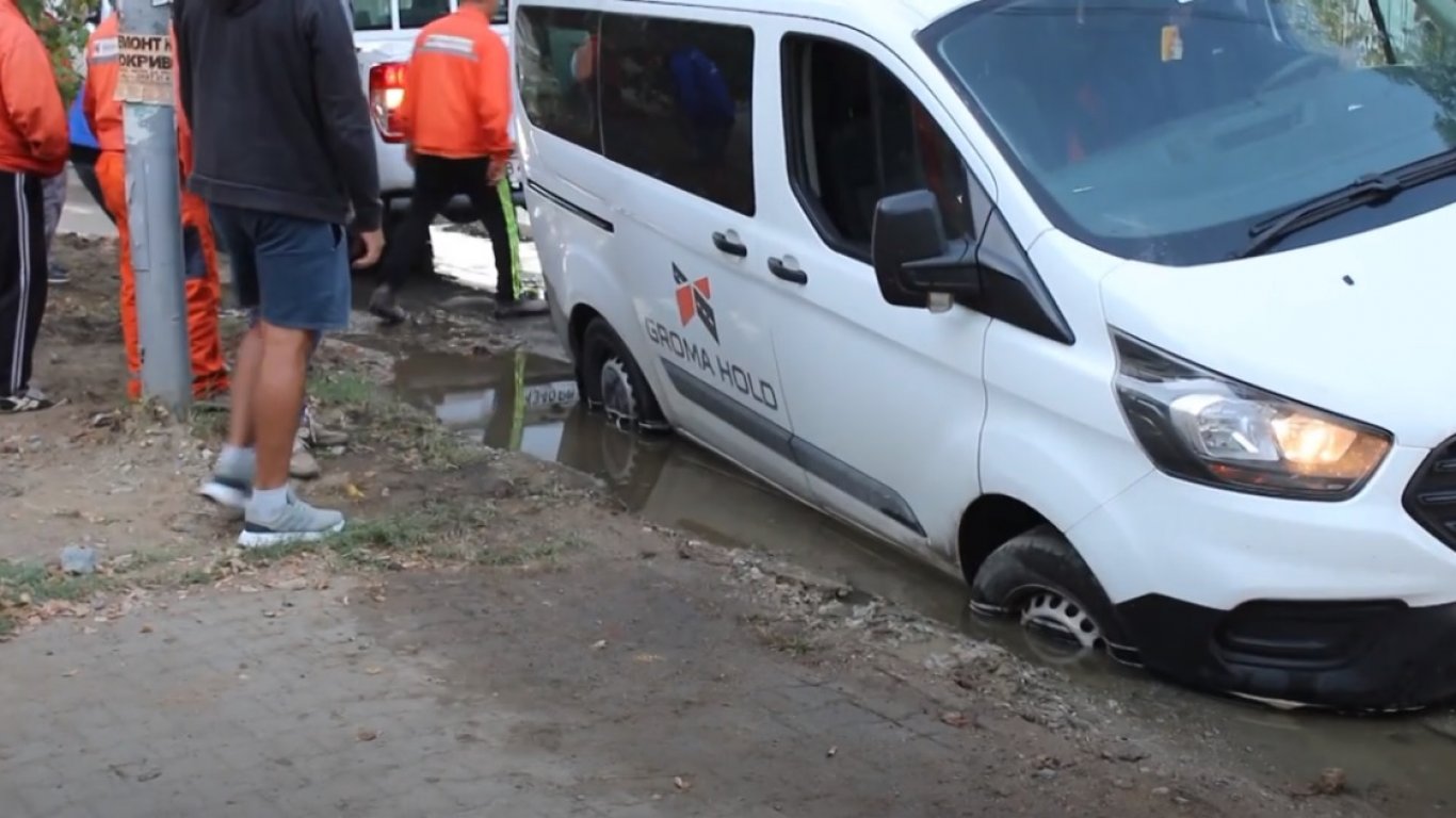 Микробус затъна в изкоп на ВиК в Благоевград (видео)