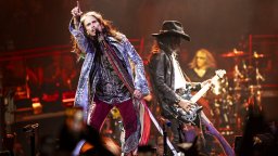Фронтменът на Aerosmith увреди гласните си струни по време на изпълнение на сцената
