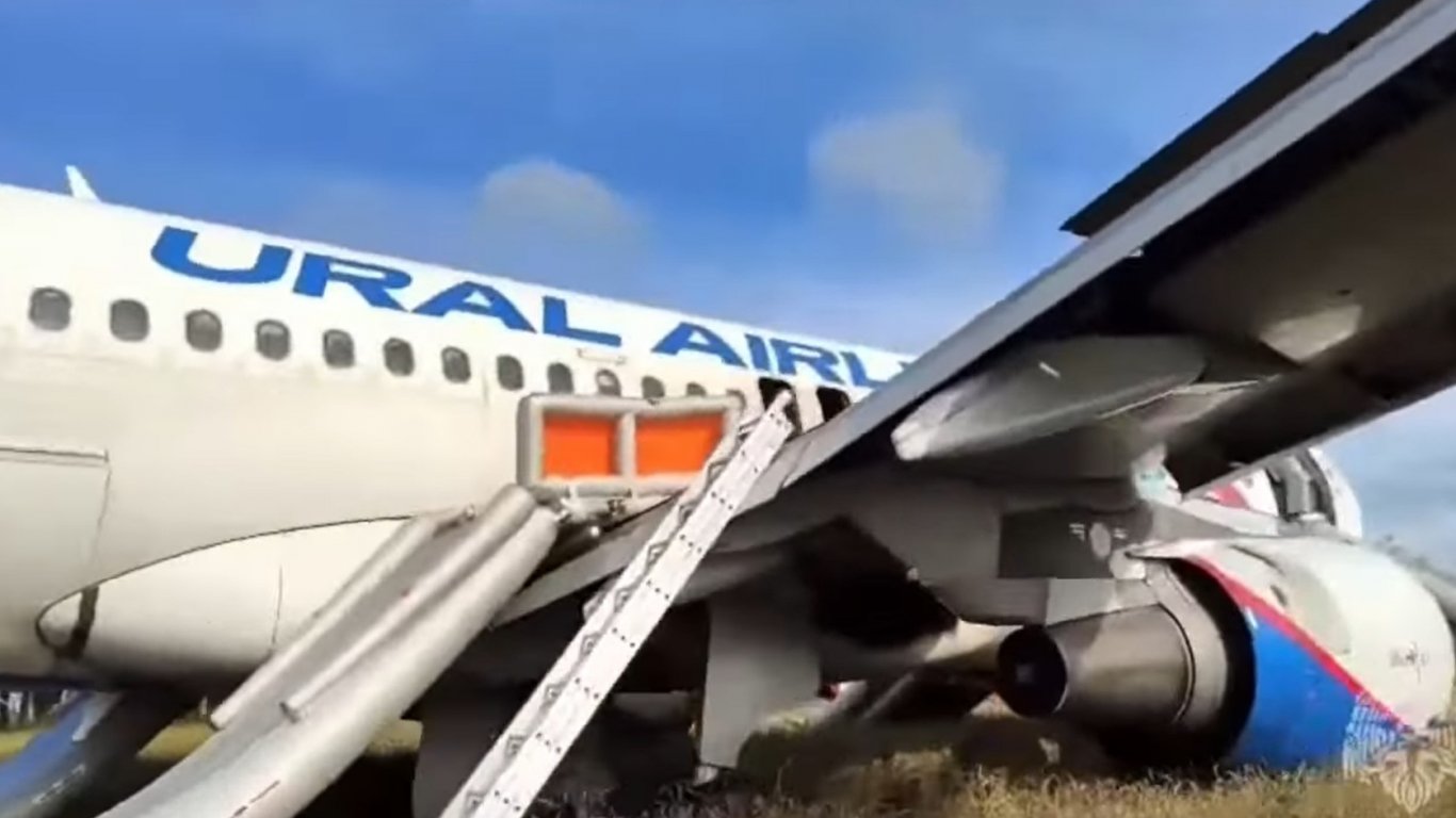 Самолет кацна аварийно в нива край Новосибирск, 165 пътници оцеляха като по чудо