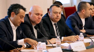 Какви са тези 5 милиона задължения за какво точно американският